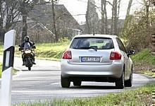 Gerade zu Beginn der Motorradsaison ist die Unfallgefahr besonders hoch. Ein faires Miteinander von Bikern und Autofahrern sorgt für deutlich mehr Sicherheit auf den Strassen. Foto: Toyota/GP